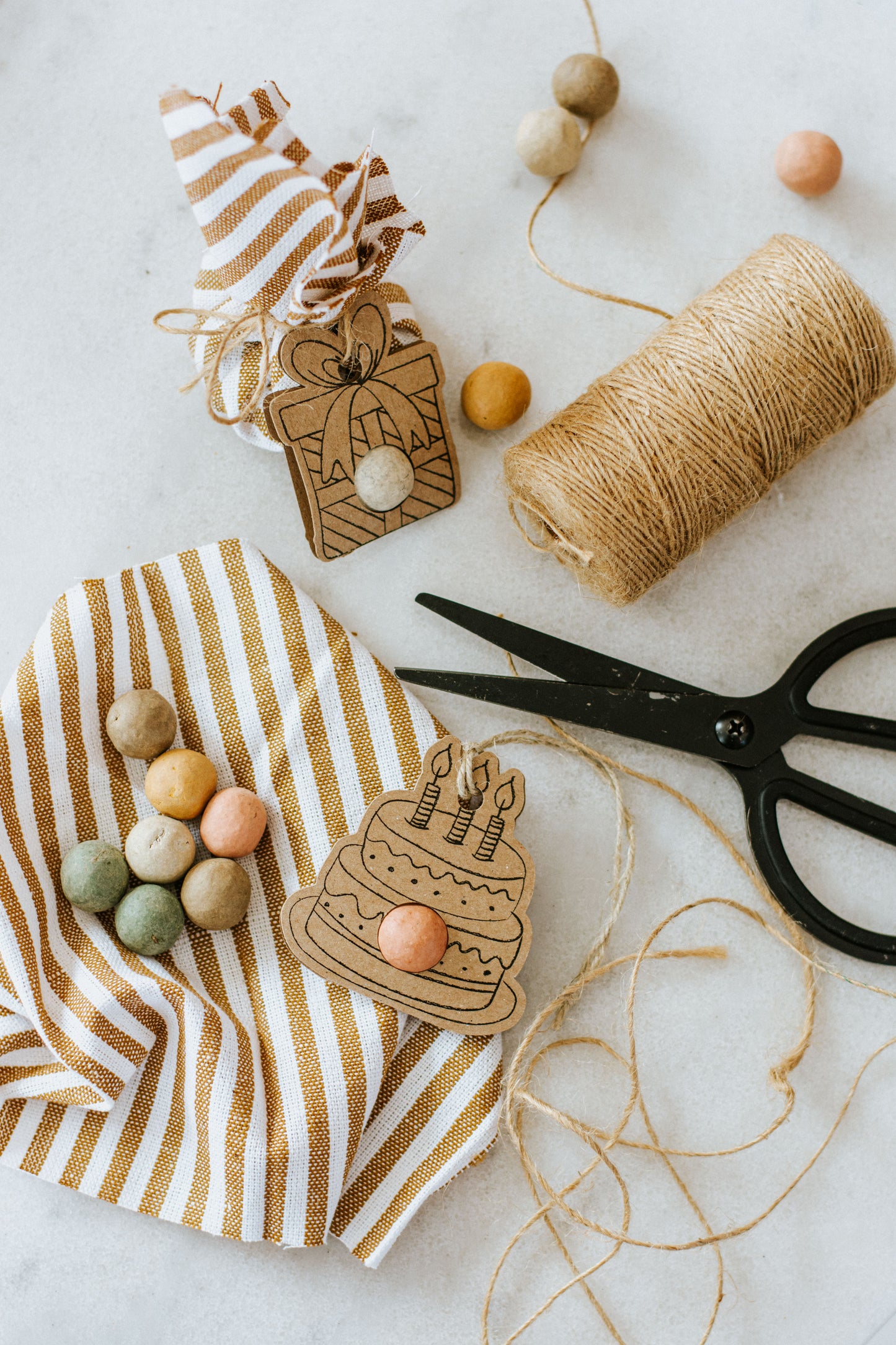 Kaart "Lieve juf" met bloemhanger en bloembommetje