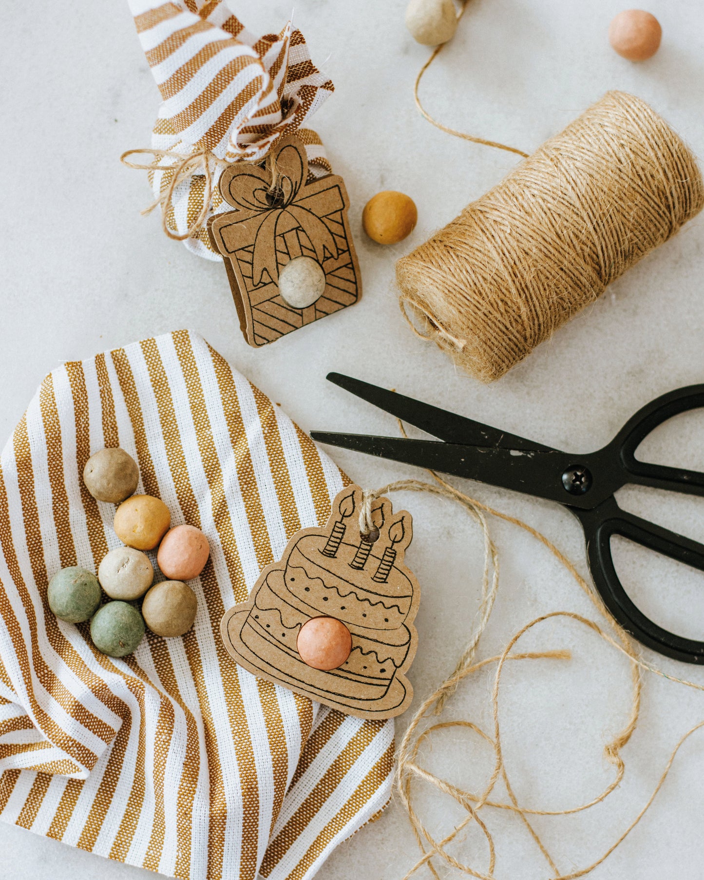 Hangers met bloembommetje op kaarten